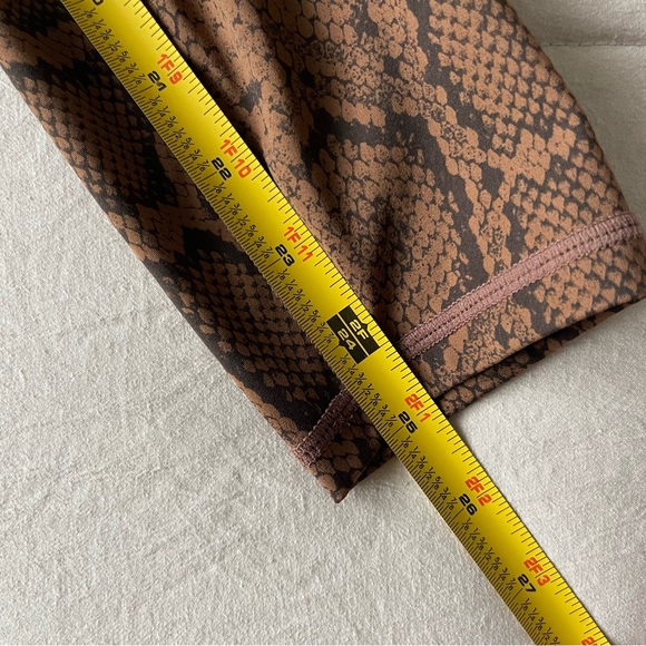 Varley Small Snake Skin Brown and Black Leggings 25inch inseam - Picture 3 of 6